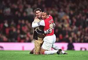 Images Dated 2nd January 2007: Thierry Henry (Arsenal) Scott Carson (Charlton)