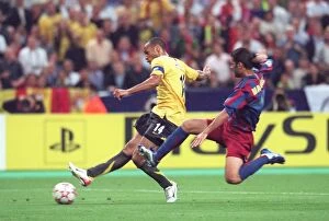 Images Dated 8th April 2008: Thierry Henry (Arsenal) shoots under pressure from Rafael Marquez (Barcelona)