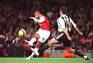 Images Dated 18th November 2006: Thierry Henry (Arsenal) Steven Taylor (Newcastle)