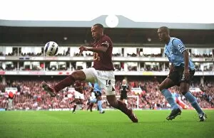 Arsenal v Man City 2005-6 Collection: Thierry Henry (Arsenal) Sylvain Distin (Man City). Arsenal 1: 0 Manchester City