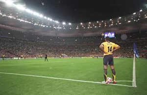 Barcelona v Arsenal 2005-06 Gallery: Thierry Henry (Arsenal) waits to take a corner
