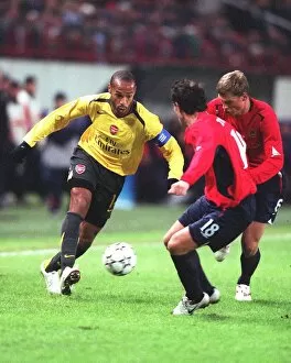 CSKA Moscow v Arsenal Collection: Thierry Henry (Arsenal) Yuri Zhirkov (CSKA)