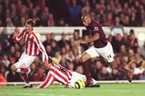 Arsenal v Sunderland 2005-6 Collection: Thierry Henry beats Staven Caldwell (Sunderland) on his way to scoring Arsenals 3rd goal