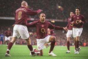 Arsenal v Middlesbrough 2005-6 Gallery: Thierry Henry celebrates scoring Arsenals 1st goal with Freddie Ljungberg