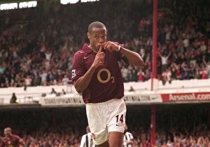 Images Dated 20th September 2005: Thierry Henry celebrates scoring Arsenals 1st goal from the penalty spot