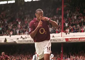 Thierry Henry celebrates scoring Arsenals 1st goal from the penalty spot