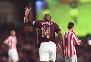 Arsenal v Sunderland 2005-6 Collection: Thierry Henry celebrates scoring Arsenals 3rd goal his 2nd