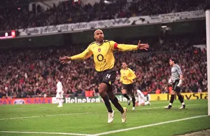 Thierry Henry celebrates scoring Arsenals goal past Iker Casillas (Real)