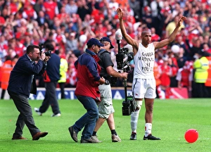 Thierry Henry celebrates winning the golden boot. Arsenal 4: 3 Everton, F. A