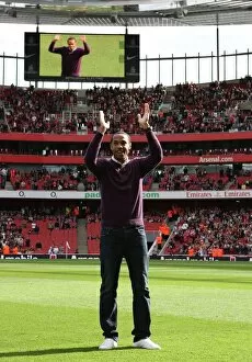 Arsenal v Blackburn Rovers 2009-10 Gallery: Thierry Henry (Ex Arsenal) waves to the crowd before the match