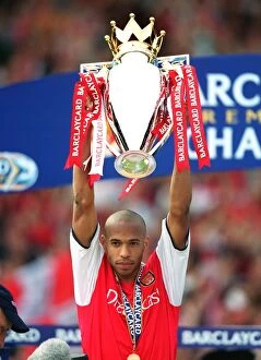 Images Dated 7th April 2005: Thierry Henry with the F.A.Barclaycard Premiership Trophy