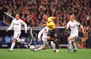 Thierry Henry goes away from Ronaldo and Guti (Real) on his way to scoring Arsenals goal