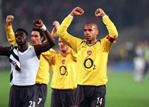Juventus v Arsenal 2005-6 Collection: Thierry Henry and Kolo Toure (Arsenal) celebrates at the final whistle