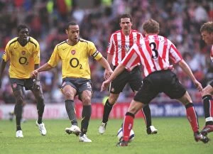 Sunderland v Arsenal 2005-06 Collection: Thierry Henry passes to Cesc Fabregas to score the 2nd Arsenal goal