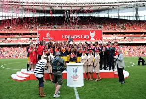 Thierry Henry (Red Bulls) lifts the Emirates Cup Trophy. Arsenal 1: 1 New York Red Bulls