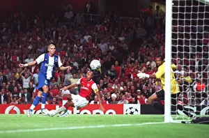 Thierry Henry scores Arsenals 1st goal past Helton under pressure from Pepe (Porto)