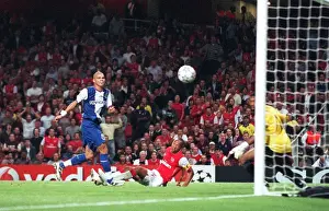 Thierry Henry scores Arsenals 1st goal past Helton under pressure from Pepe (Porto)