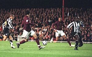 Images Dated 31st March 2006: Thierry Henry scores Arsenals 2nd goal from a pass from Cesc Fabregas