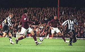 Arsenal v Juventus 2005-6 Gallery: Thierry Henry scores Arsenals 2nd goal from a pass from Cesc Fabregas