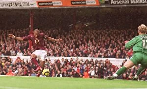 Henry Thierry Collection: Thierry Henry scores Arsenals 2nd goal past Ben Alnwick (Sunderland)