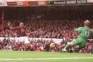 Thierry Henry scores Arsenals 2nd goal past Ben Alnwick (Sunderland)
