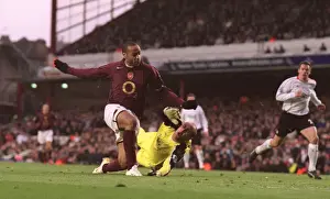 Thierry Henry scores Arsenals 2nd goal past Pepe Reina (Liverpool)