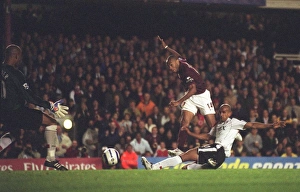 Thierry Henry scores Arsenals 2nd goal past Tony Warner (Fulham)