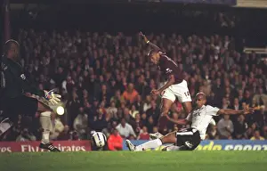 Thierry Henry scores Arsenals 2nd goal past Tony Warner (Fulham)