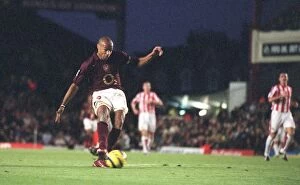 Arsenal v Sunderland 2005-6 Collection: Thierry Henry scores Arsenals 3rd goal his 2nd. Arsenal 3: 1 Sunderland