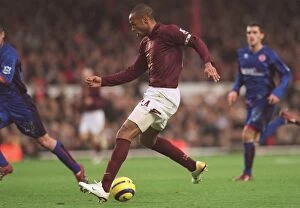 Images Dated 14th January 2006: Thierry Henry scores Arsenals 3rd goal his 2nd. Arsenal 7: 0 Middlesbrough