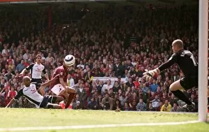 Thierry Henry scores Arsenals goal past Paul Robinson (Tottenham)