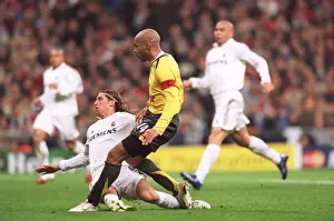 Thierry Henry scores Arsenals goal under presure from Sergio Ramos (Real)
