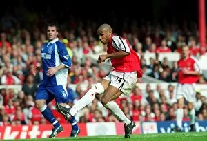 Thierry Henry shoots past Everton goalkeeper Steve Simonsen to score his 2nd