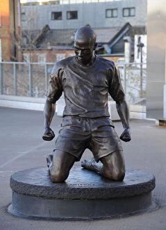 Images Dated 10th December 2011: Thierry Henry Statue at Emirates Stadium - Arsenal vs Everton, Premier League (2011-12)