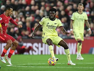 Thomas Partey in Action: Intense Midfield Battle - Liverpool vs. Arsenal, Premier League 2021-22