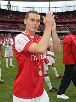 Arsenal v Celtic 2010-11 Collection: Thomas Vermaelen (Arsenal) claps the fans after the match. Arsenal 3: 2 Celtic