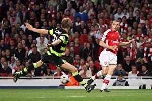 Arsenal v Celtic 2009-10 Collection: Thomas Vermaelen (Arsenal) Glenn Loovens (Celtic)