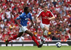 Images Dated 22nd August 2009: Thomas Vermaelen (Arsenal) Kanu (Portsmouth)