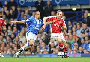 Images Dated 15th August 2009: Thomas Vermaelen (Arsenal) Leon Osman (Everton)