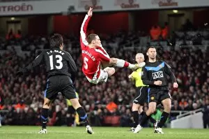 Arsenal v Manchester United 2009-10 Collection: Thomas Vermaelen scores Arsenals goal under pressure from Ji-Sung Park