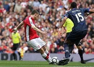 Arsenal v Blackburn Rovers 2009-10 Gallery: Thomas Vermaelen shoots past Blackburn goalkeeper Paul