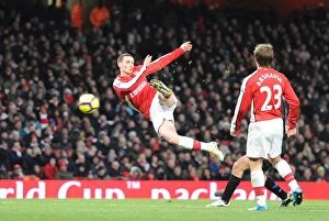 Images Dated 31st January 2010: Thomas Vermaelen shoots past Man United goalkeeper Edwin van der Saar to score the Arsenal goal
