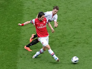 Tomas Rosicky (Arsenal) passes the ball to set up Walcotts goal past Jonny Evans (Man Utd)