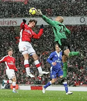 Images Dated 9th January 2010: Tomas Rosicky (Arsenal) Tim Howard (Everton). Arsenal 2: 2 Everton. Barclays Premier League