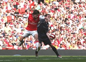 Images Dated 16th April 2007: Tomas Rosicky breaks past Nicky Hunt to score the 1st Arsenal goal