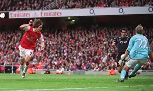 Tomas Rosicky scores Arsenals 2nd past Jussi Jskelainen (Bolton)