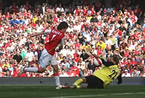 Tomas Rosicky shoots past Jussi Jskelainen to score the 1st Arsenal goal
