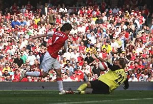 Images Dated 16th April 2007: Tomas Rosicky shoots past Jussi Jskelainen to score the 1st Arsenal goal