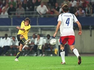 Images Dated 14th September 2006: Tomas Rosicky shoots past substitute goalkeeper Stefan Wachter to score the 2nd Arsenal goal