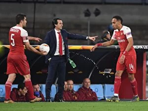 Napoli v Arsenal 2018-19 Collection: Unai Emery Coaches Aubameyang in Tense Europa League Showdown at Napoli's Stadio San Paolo (2018-19)